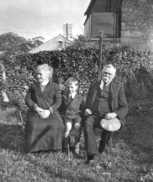 George Carr and grandparents Wilson.jpg - George Carr with his grandparents Wilson -  c 1935